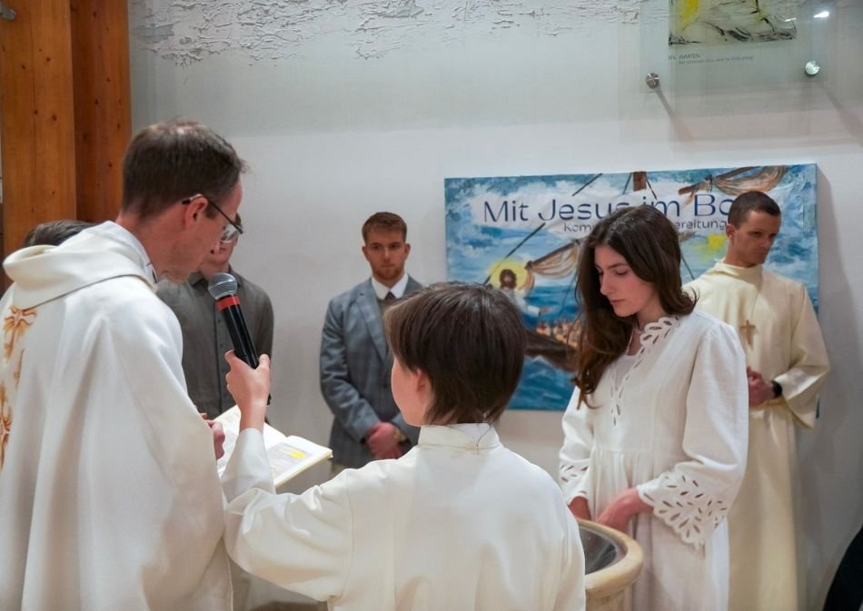 Zwei junge Erwachsene lassen sich taufen. Wieso?